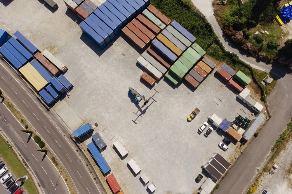 Vista aerea con drone del piazzale Perullo con decine di container