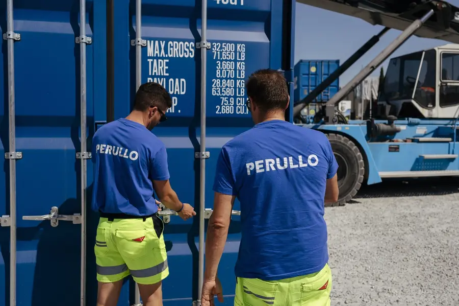 Operatori Perullo aprono un container blu nel piazzale