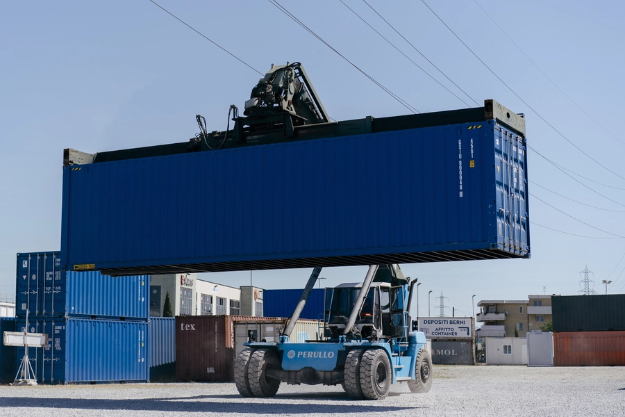 Sollevatore Perullo posiziona un container da 40 piedi