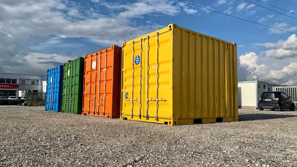 Container 20 piedi blu, verdi, arancio e gialli nel piazzale Perullo